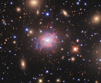 Imagen del telescopio espacial Hubble, en el que se ven los cúmulos globulares jóvenes en azul y los filamentos de gas frío en rojo. Imagen del telescopio espacial Hubble, en el que se ven los cúmulos globulares jóvenes en azul y los filamentos de gas frío en rojo.