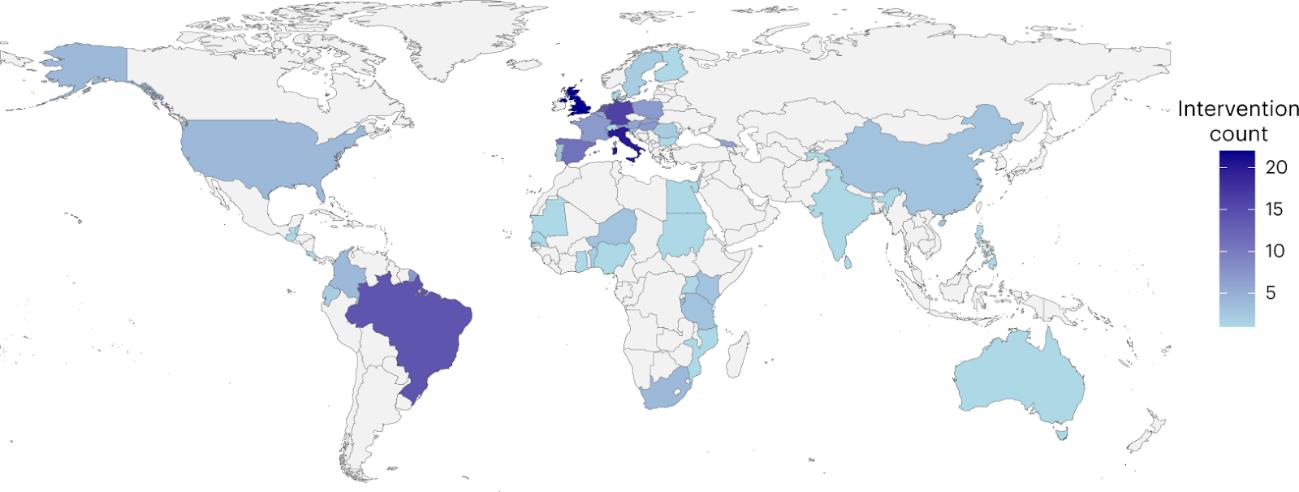 Ikerketaren barruan aztertutako proiektuen banaketaren mapa, banaketarik baxuena urdin argian eta altuena urdin ilunean erakusten dituena (Artikuluko 1. Irudia; kreditua: Springer Nature Limited).